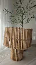 Charger l'image dans la galerie, Lampe artisanale en bois naturel – 53 cm
