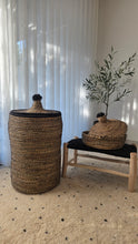 Charger l'image dans la galerie, Panière Marrakech – artisanale noire & naturelle avec pompon