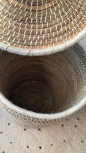 Charger l'image dans la galerie, Panière Marrakech – artisanale en fibres naturelles blanc crème avec pompon
