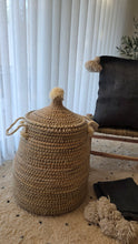 Charger l'image dans la galerie, Panière Essaouira – artisanale en fibres naturelles avec pompon et anses amovibles