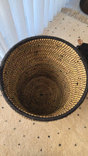 Charger l'image dans la galerie, Panière Marrakech – artisanale noire & naturelle avec pompon