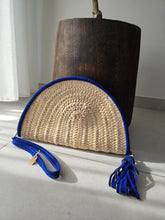 Charger l'image dans la galerie, 💙 Pochette demi-lune – Bordure bleu Majorelle