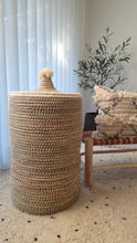 Charger l'image dans la galerie, Panière Marrakech – artisanale en fibres naturelles blanc crème avec pompon