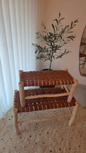 Charger l'image dans la galerie, Banc artisanal en bois et cuir tressé camel – Ibeldi Souk