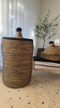 Charger l'image dans la galerie, Panière Marrakech – artisanale noire & naturelle avec pompon