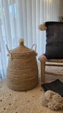 Charger l'image dans la galerie, Panière Essaouira – artisanale en fibres naturelles avec pompon et anses amovibles