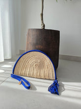 Charger l'image dans la galerie, 💙 Pochette demi-lune – Bordure bleu Majorelle