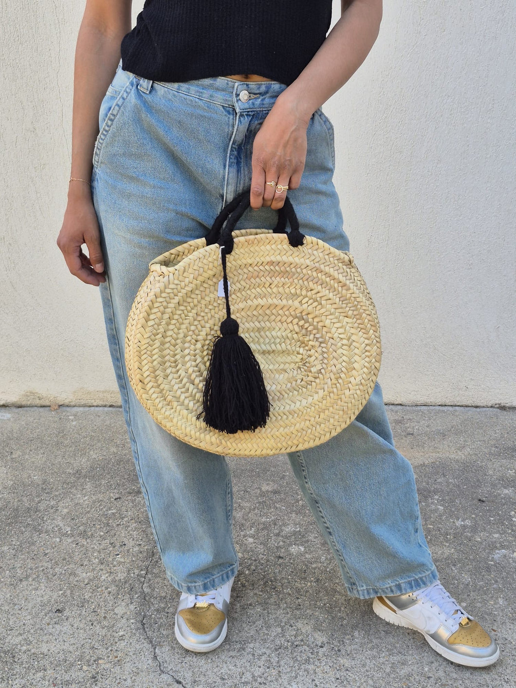 Panier ovale avec anse et pompon en laine noire