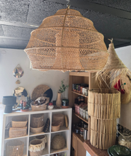 Charger l&#39;image dans la galerie, Suspension Dalia – Grand modèle ajouré en fibre naturelle

