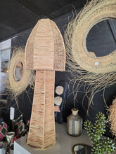 Charger l&#39;image dans la galerie, Lampe à poser Zahra – Totem lumineux en fibre naturelle
