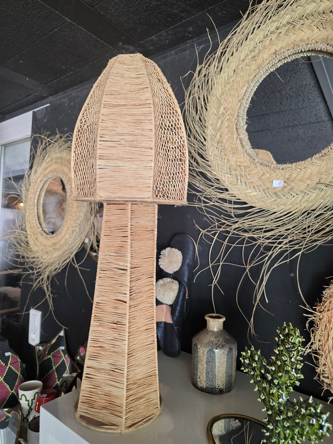 Lampe à poser Zahra – Totem lumineux en fibre naturelle