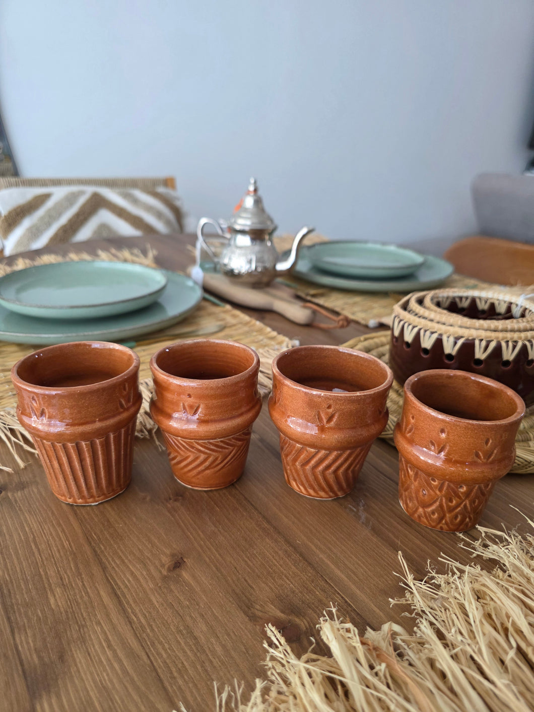 🧉 Lot de 4 petits verres – Terre cuite sculptée – Artisanat marocain