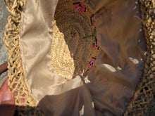 Charger l&#39;image dans la galerie, Panier “Fleur de Marrakech” – Broderies Roses &amp; Cuir
