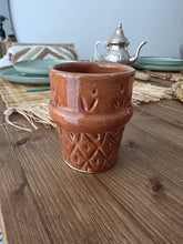 Charger l&#39;image dans la galerie, 🧉 Lot de 4 petits verres – Terre cuite sculptée – Artisanat marocain
