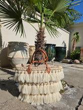Charger l&#39;image dans la galerie, Panier “Cascade Bohème” – Pompons Écrus &amp; Cuir Camel
