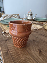 Charger l&#39;image dans la galerie, 🧉 Lot de 4 petits verres – Terre cuite sculptée – Artisanat marocain
