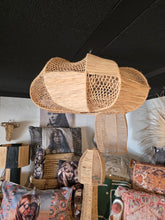 Charger l&#39;image dans la galerie, Suspension Nahla – Modèle ajouré en fibre naturelle (pièce unique avec petite irrégularité)
