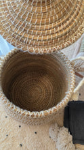 Charger l'image dans la galerie, Panière Essaouira – artisanale en fibres naturelles avec pompon et anses amovibles
