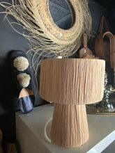 Charger l&#39;image dans la galerie, Lampe à poser Lina – Fibre naturelle finition lisse
