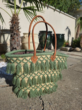 Charger l&#39;image dans la galerie, Panier “Vert Oasis” – Pompons &amp; Cuir
