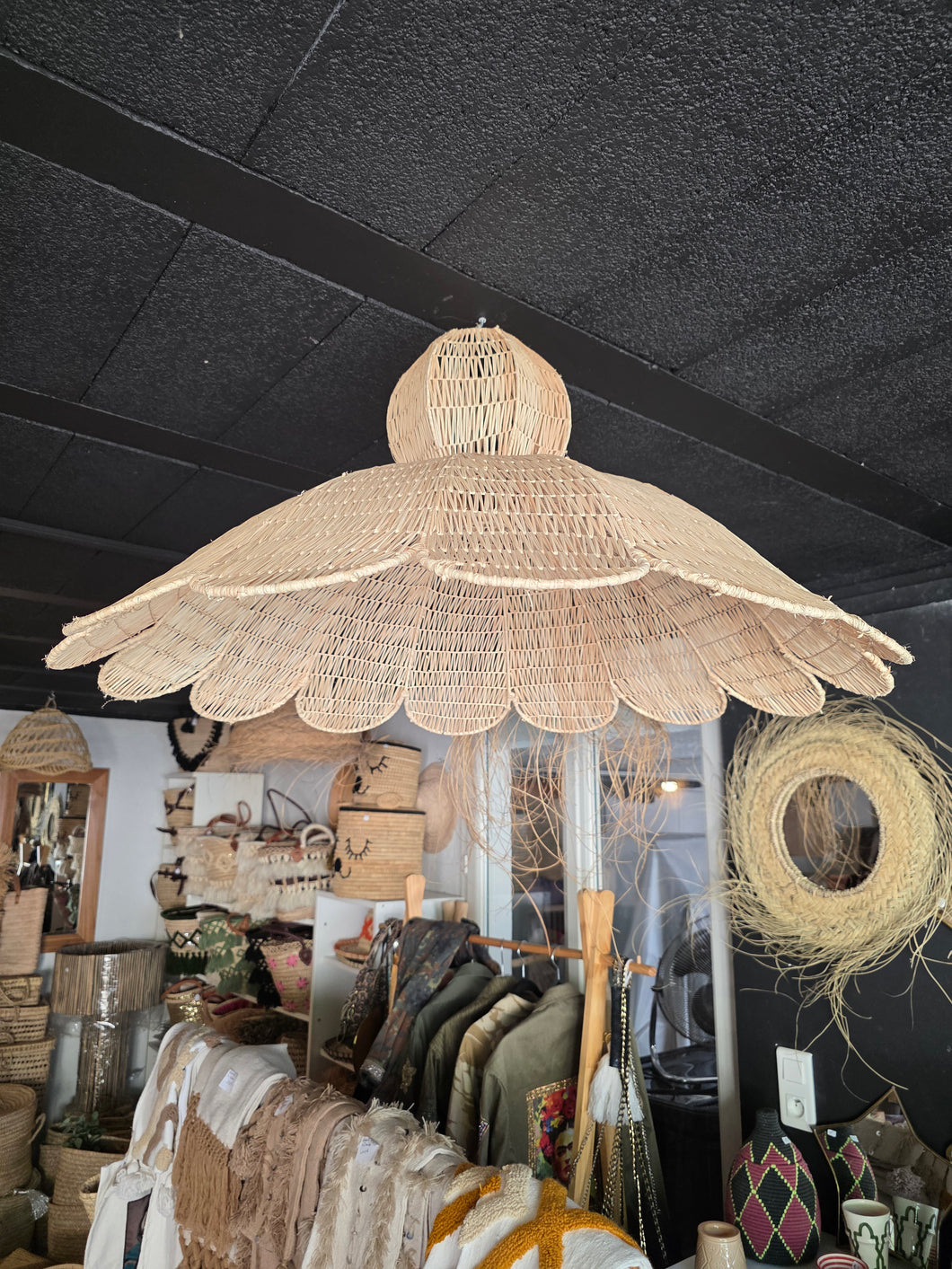 Suspension Layla – Grand modèle tressé à pétales (pièce unique avec irrégularité)