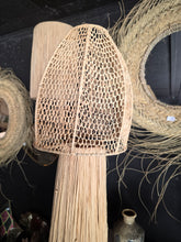 Charger l&#39;image dans la galerie, Lampe à poser Salma – Modèle haut ajouré en fibre naturelle
