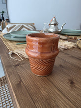 Charger l&#39;image dans la galerie, 🧉 Lot de 4 petits verres – Terre cuite sculptée – Artisanat marocain
