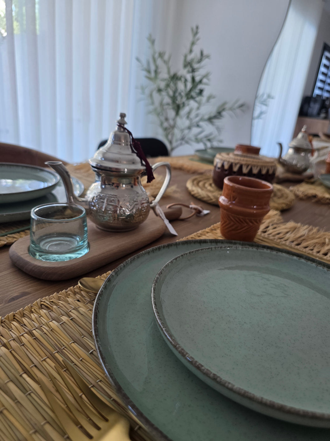 🫖 Mini théière argentée – Pompon orange ou marron – Artisanat marocain