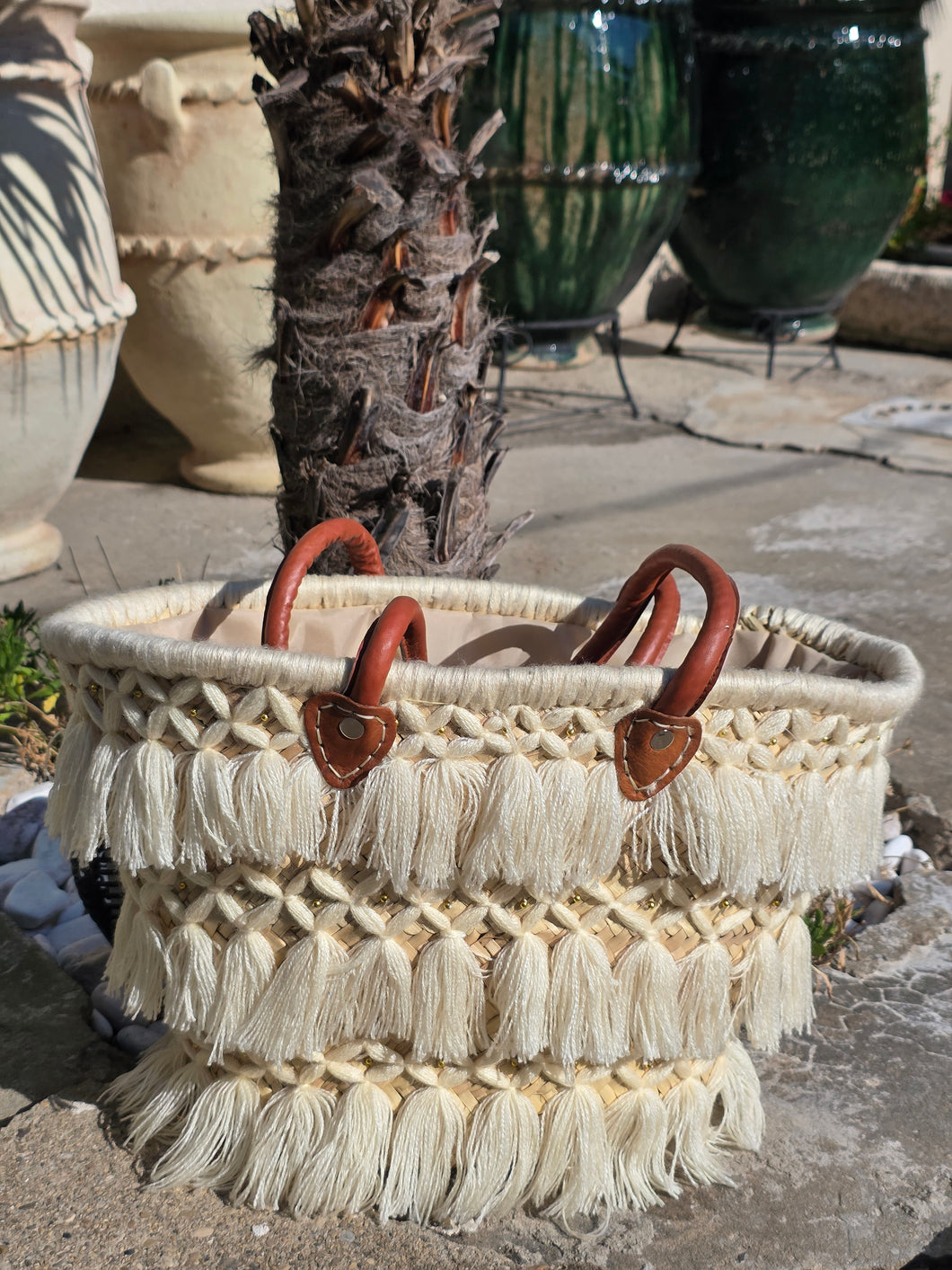 Panier “Douceur Nomade” – Pompons Écrus & Cuir Camel