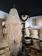 Charger l&#39;image dans la galerie, Suspension Alya M – Tressage ajouré &amp; fibres tombantes

