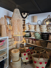 Charger l&#39;image dans la galerie, Suspension Alya M – Tressage ajouré &amp; fibres tombantes
