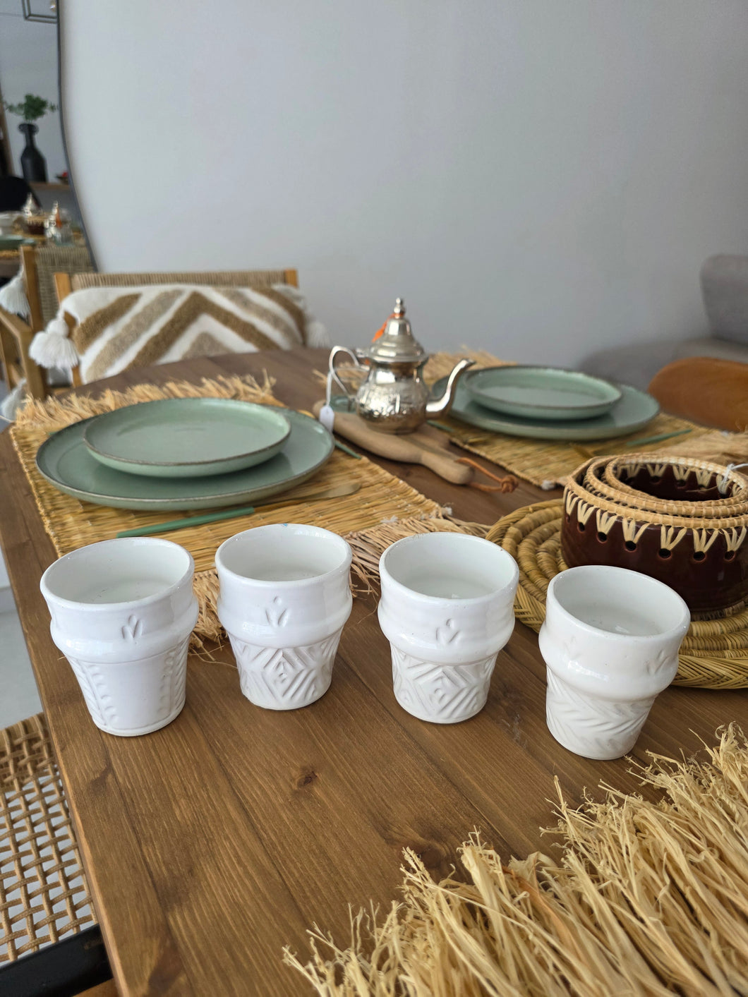 🤍 Lot de 4 petits verres blancs sculptés – Artisanat marocain