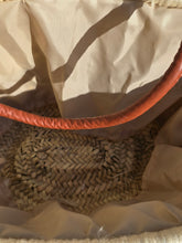 Charger l&#39;image dans la galerie, Panier “Douceur Nomade” – Pompons Écrus &amp; Cuir Camel
