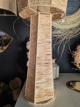 Charger l&#39;image dans la galerie, Lampe à poser Zahra – Totem lumineux en fibre naturelle
