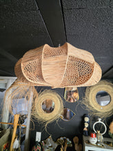 Charger l&#39;image dans la galerie, Suspension Nahla – Modèle ajouré en fibre naturelle (pièce unique avec petite irrégularité)
