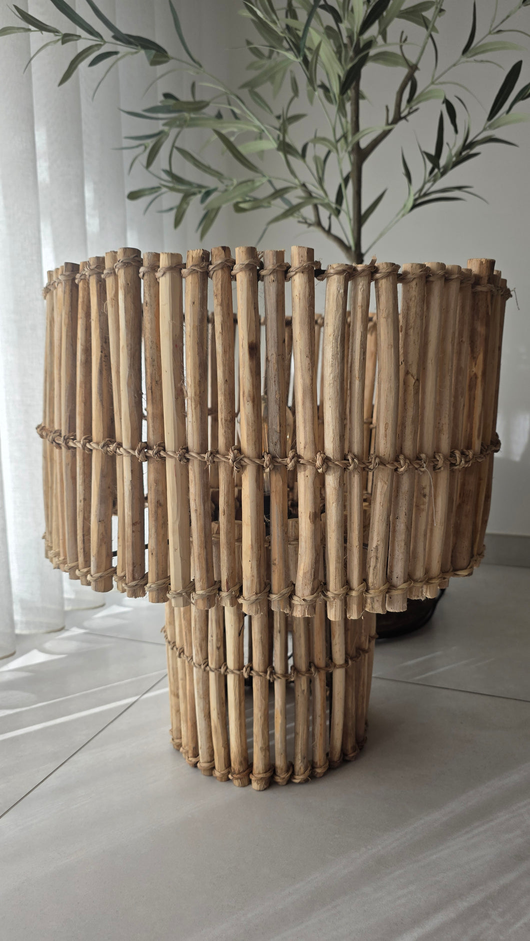 Lampe artisanale en bois naturel – 53 cm