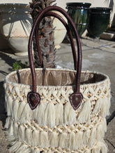 Charger l&#39;image dans la galerie, Panier “Perles du Désert” – Pompons Écrus &amp; Cuir
