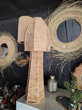 Charger l&#39;image dans la galerie, Lampe à poser Zahra – Totem lumineux en fibre naturelle
