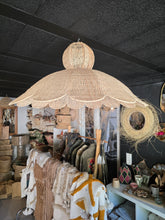 Charger l&#39;image dans la galerie, Suspension Layla – Grand modèle tressé à pétales (pièce unique avec irrégularité)
