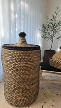 Charger l&#39;image dans la galerie, Panière Marrakech – artisanale noire &amp; naturelle avec pompon
