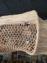 Charger l&#39;image dans la galerie, Suspension Nahla – Modèle ajouré en fibre naturelle (pièce unique avec petite irrégularité)
