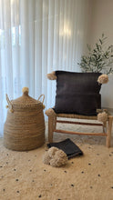 Charger l'image dans la galerie, Panière Essaouira – artisanale en fibres naturelles avec pompon et anses amovibles
