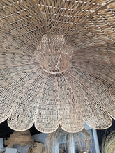 Charger l&#39;image dans la galerie, Suspension Layla – Grand modèle tressé à pétales (pièce unique avec irrégularité)
