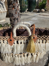 Charger l&#39;image dans la galerie, Panier “Éclat Doré” – Pompons &amp; Anse Enveloppée
