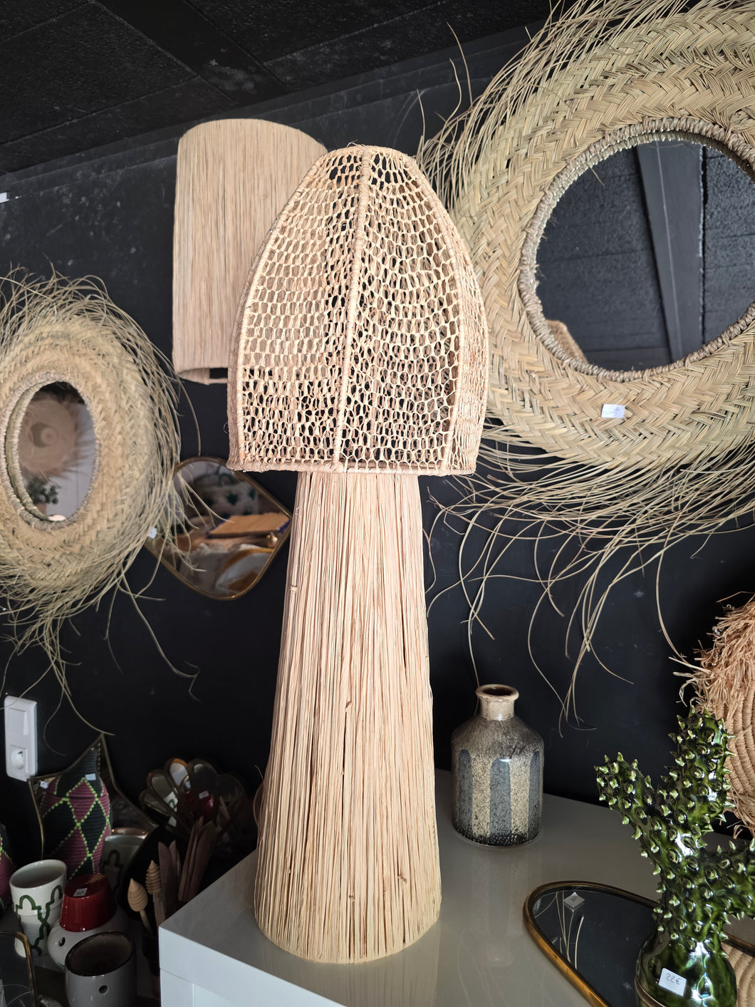 Lampe à poser Salma – Modèle haut ajouré en fibre naturelle