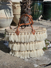 Charger l&#39;image dans la galerie, Panier “Cascade Bohème” – Pompons Écrus &amp; Cuir Camel
