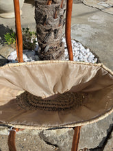 Charger l&#39;image dans la galerie, Panier “Cascade Bohème” – Pompons Écrus &amp; Cuir Camel
