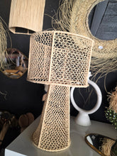 Charger l&#39;image dans la galerie, Lampe à poser Assiya – Fibre naturelle tressée
