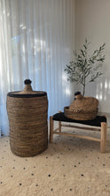 Charger l&#39;image dans la galerie, Panière Marrakech – artisanale noire &amp; naturelle avec pompon
