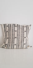 Charger l&#39;image dans la galerie, Housse de coussin en soie blanc et noir

